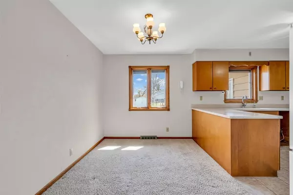 Robins, IA 52328,330 Charlotte AVE