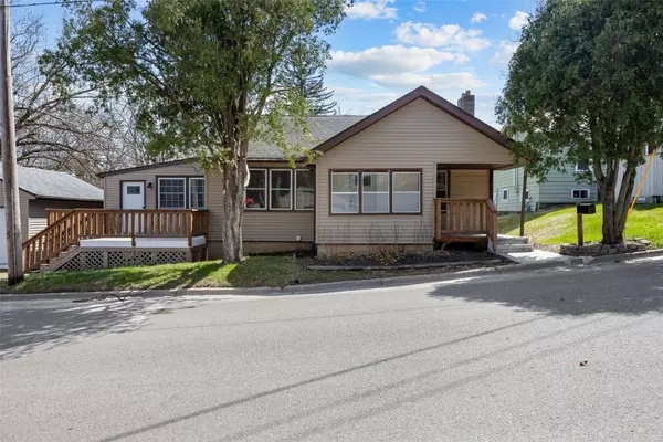 Anamosa, IA 52205,203 E Webster ST