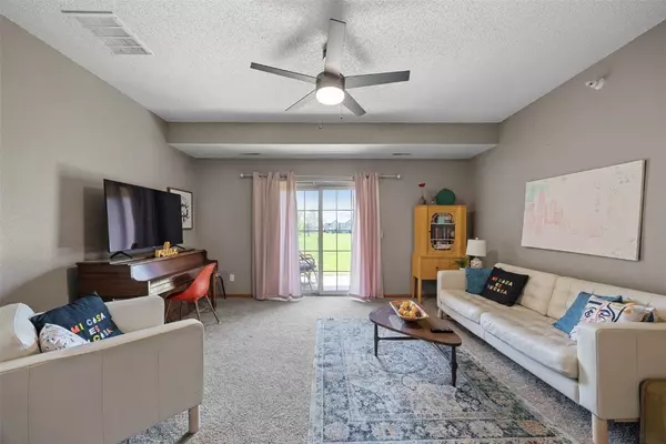 Hiawatha, IA 52233,250 Cimarron DR #207