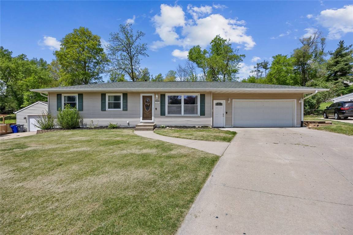 1750 Woodside CT NW, Cedar Rapids, IA 52405