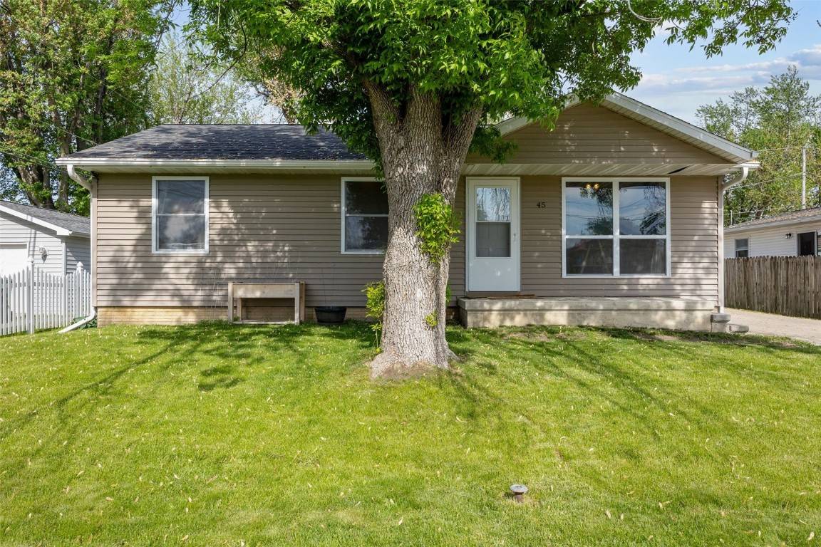 45 N 12th AVE, Hiawatha, IA 52233