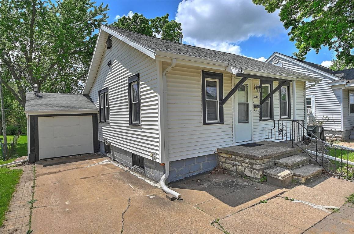 645 34th St NE, Cedar Rapids, IA 52402