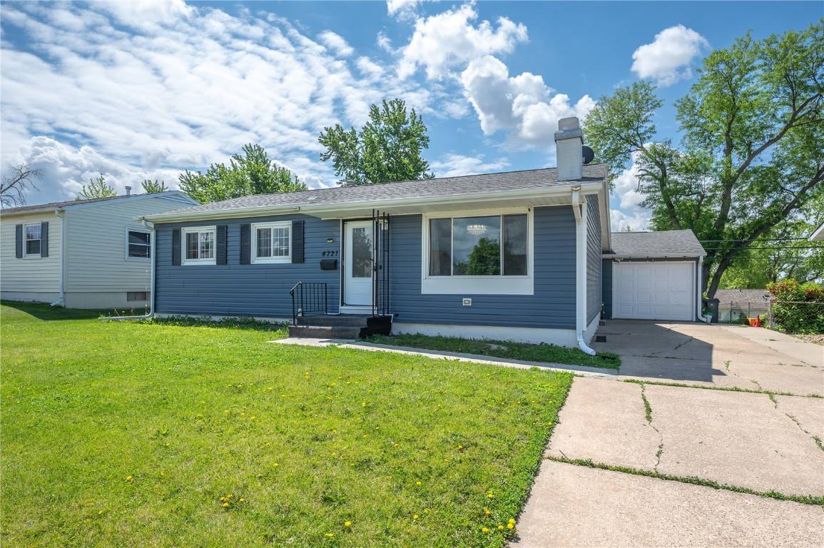 4721 Midway DR NW, Cedar Rapids, IA 52405