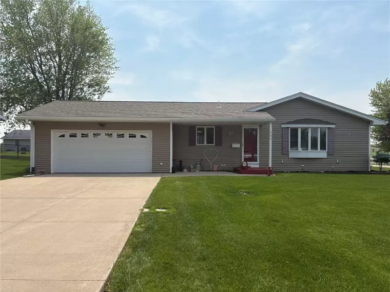 207 5th ST E, Newhall, IA 52315