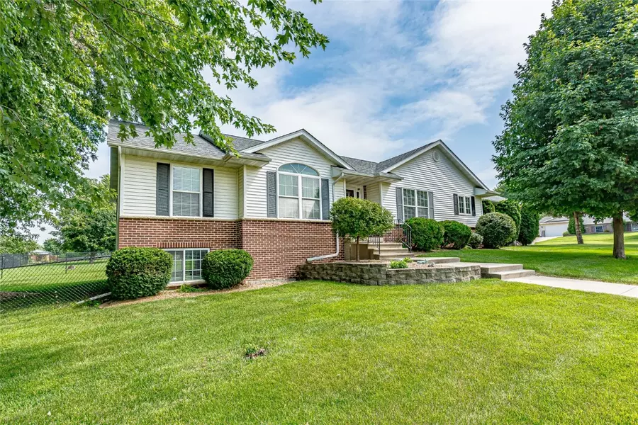 401 Rosedale DR, Center Point, IA 52213