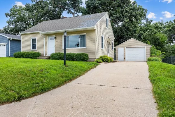 Hiawatha, IA 52233,745 Park CT