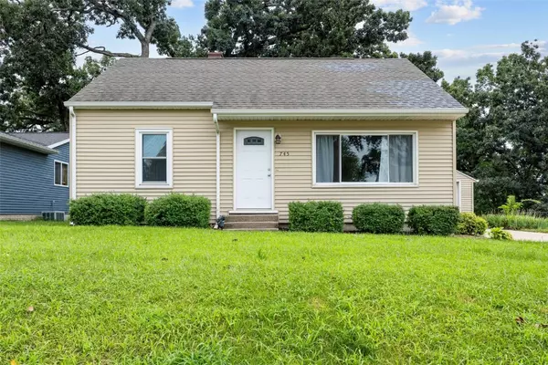 Hiawatha, IA 52233,745 Park CT