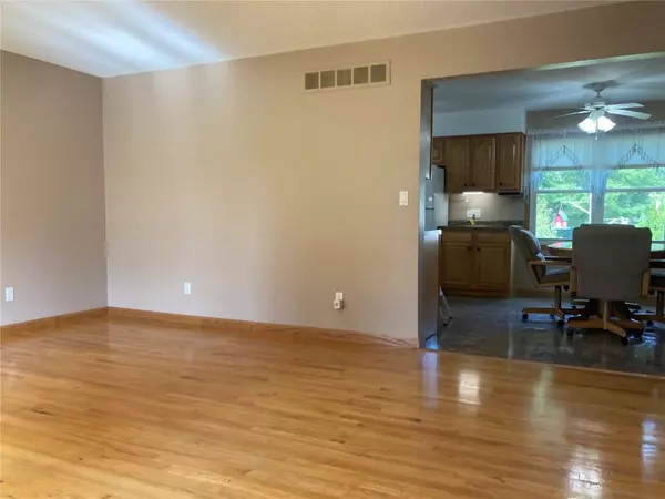 Vinton, IA 52349,1402 H AVE