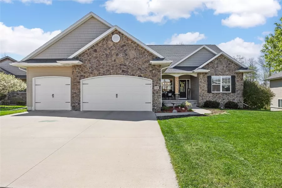 208 Willowood Dr, Hiawatha, IA 52233