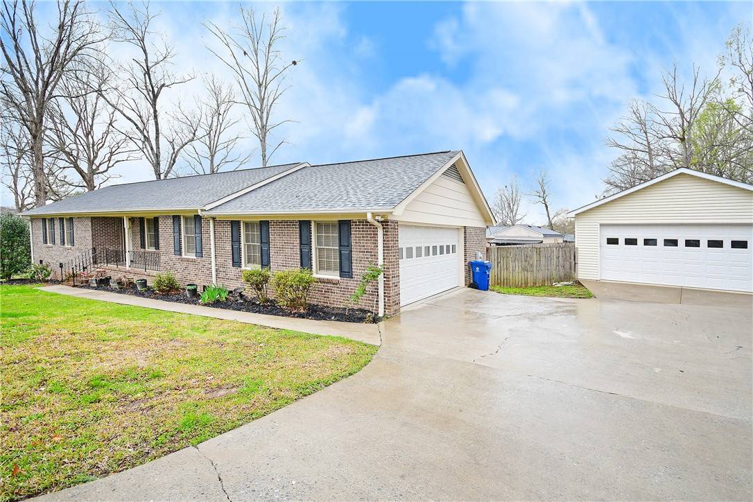 Easley, SC 29642,125 White Oak DR