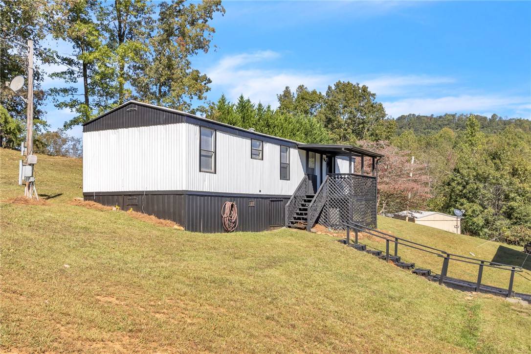 355 Ravenwood LN, Pickens, SC 29671
