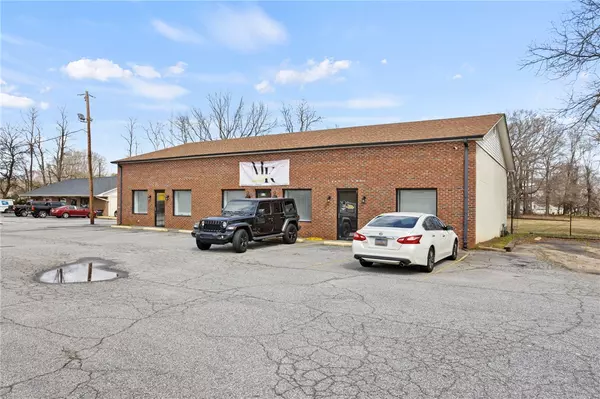 Simpsonville, SC 29680,827A SE Main ST