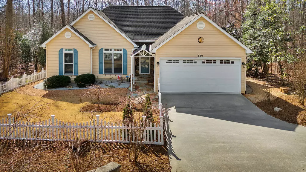 390 Lake Place DR, Lavonia, GA 30553