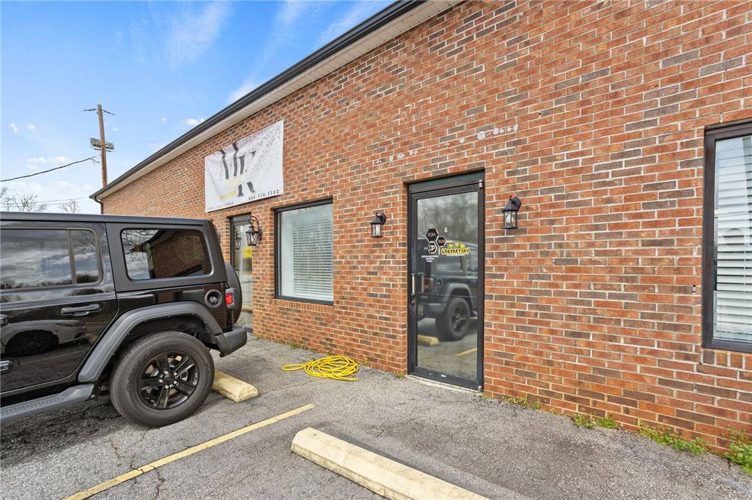 Simpsonville, SC 29681,827A SE Main ST