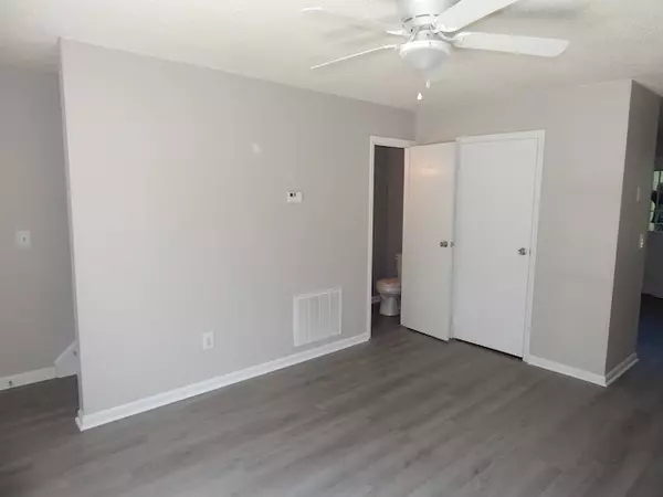 Seneca, SC 29678,515 N Walnut ST #B