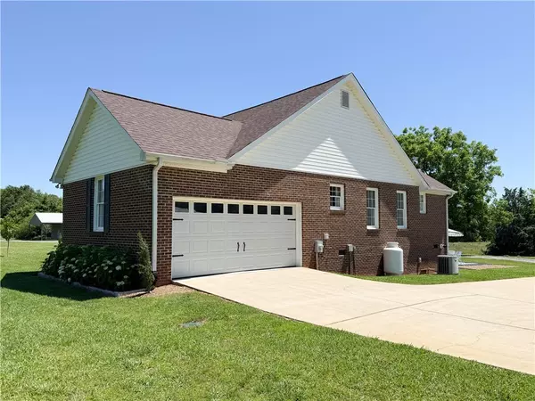 Enoree, SC 29335,6050 Cross Anchor RD