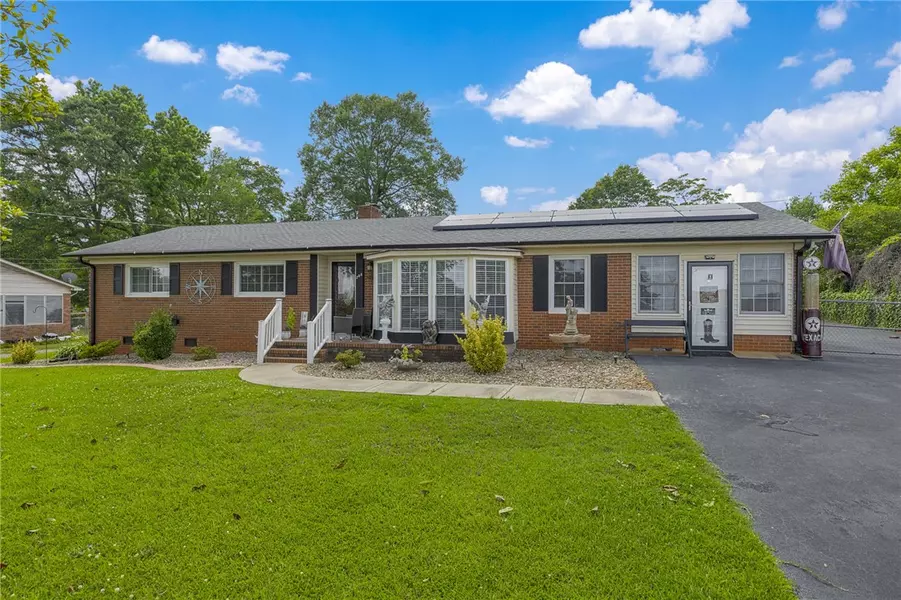 208 Kenneth DR, Boiling Springs, SC 29316