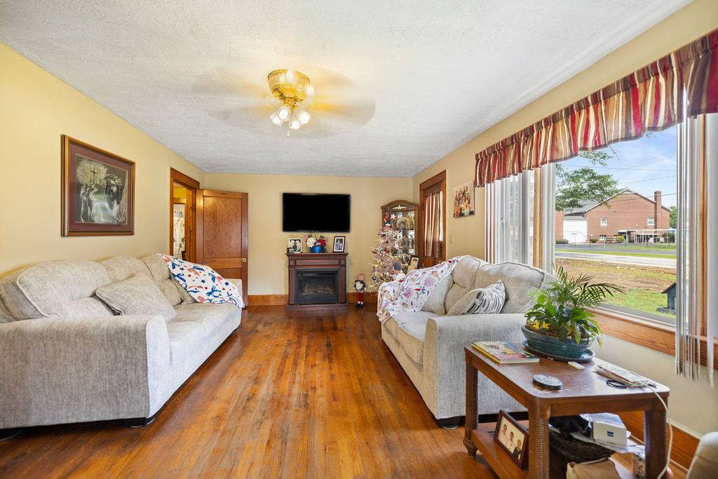 Anderson, SC 29624,210 E Roosevelt DR