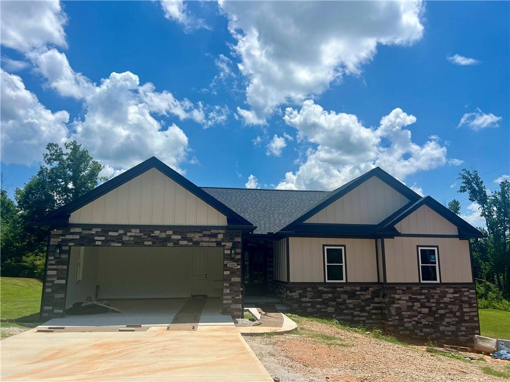 506 Horseshoe DR, Seneca, SC 29678