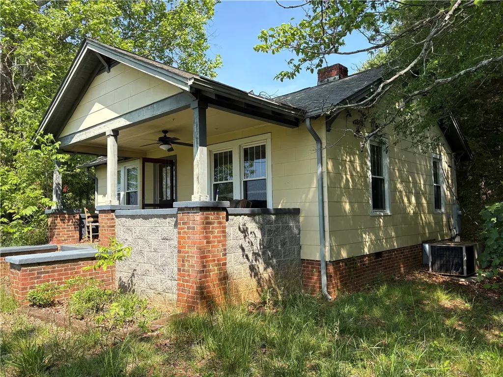 Six Mile, SC 29682,322 Old Seneca RD