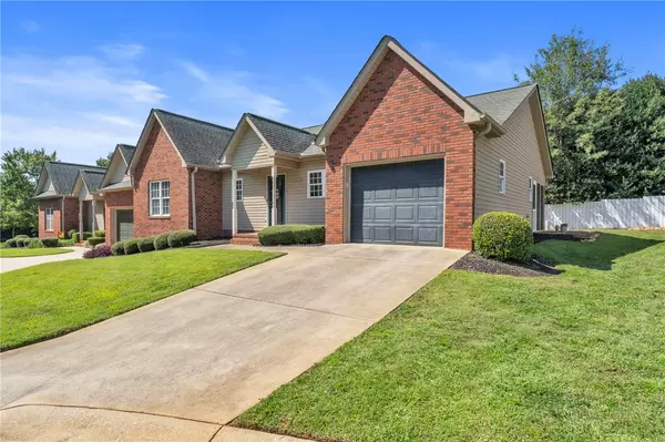 Easley, SC 29642,124 Pinnacle LN #B