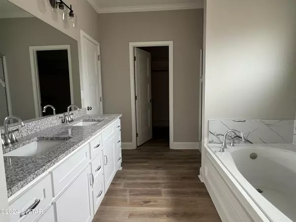 Jackson, TN 38305,17 Grande Pine CV