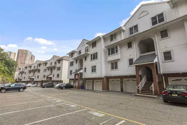 19 LEGEND HILLS DR  #19, Edgewater, NJ 07020