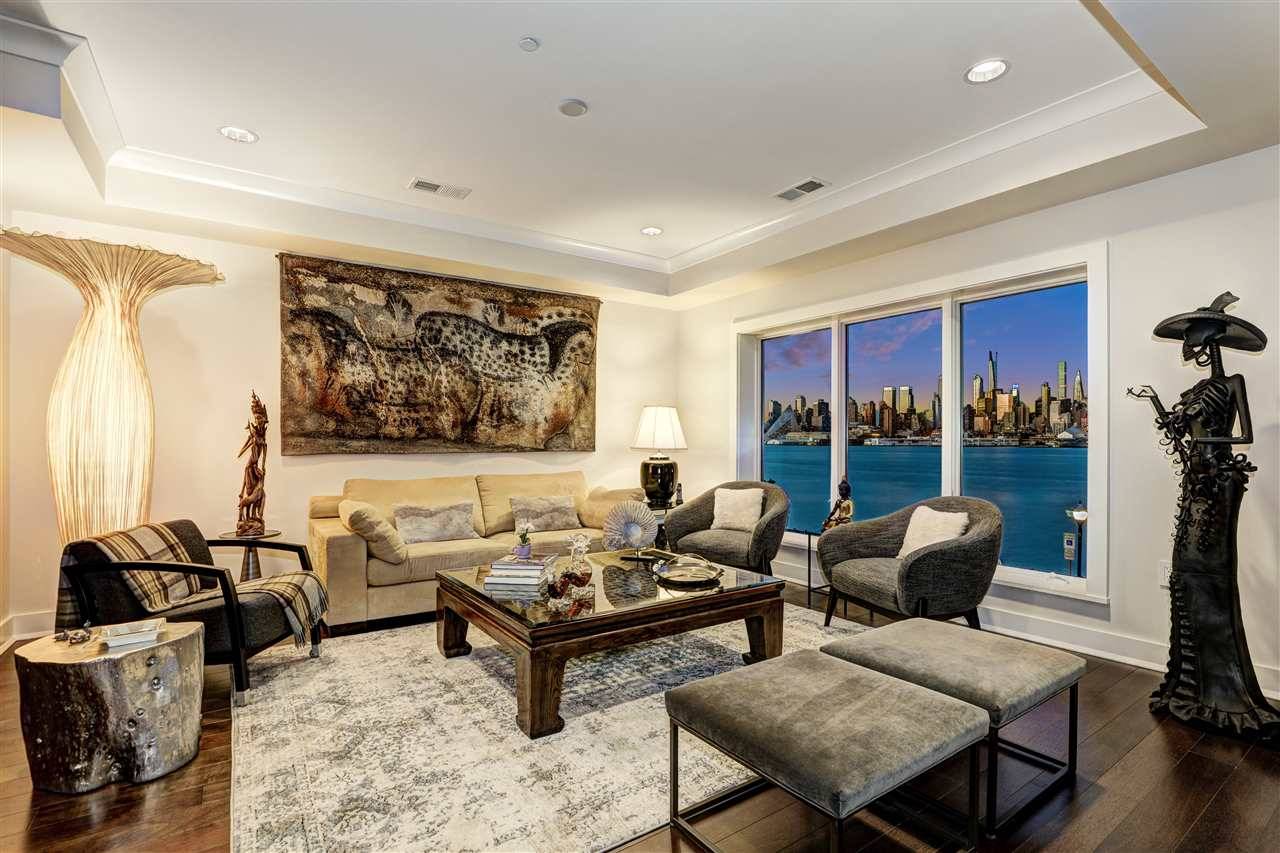 Weehawken, NJ 07086,150 HENLEY PL  #208