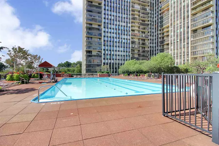 100 CARLYLE DR  #P3, Cliffside Park, NJ 07010