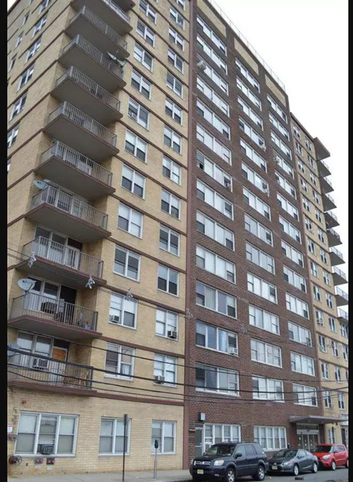 Fort Lee, NJ 07024,201 BRIDGE PLAZA NORTH  #15 C