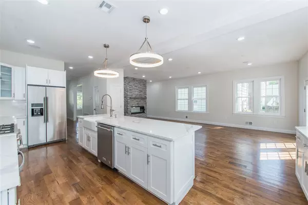 Montclair, NJ 07042,82 CHRISTOPER ST