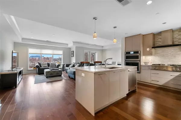 Weehawken, NJ 07086,150 HENLEY PL  #302
