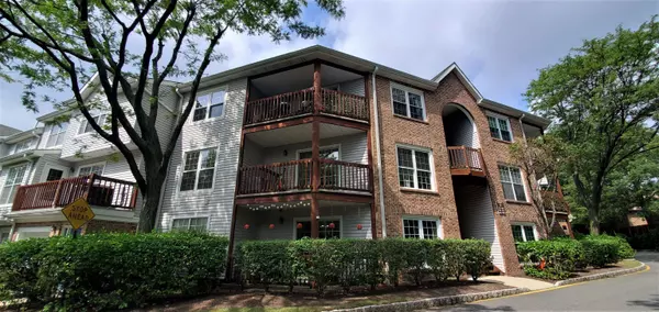 136 LYNETTE DR, Fort Lee, NJ 07024