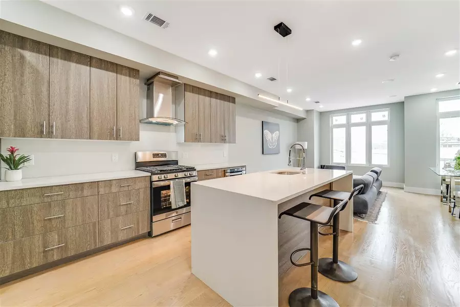 206 FREEMAN AVE #2, Jc Journal Square, NJ 07304