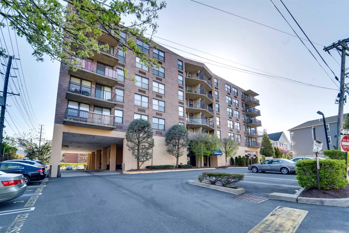 Cliffside Park, NJ 07010,200 DIVISION ST  #5E