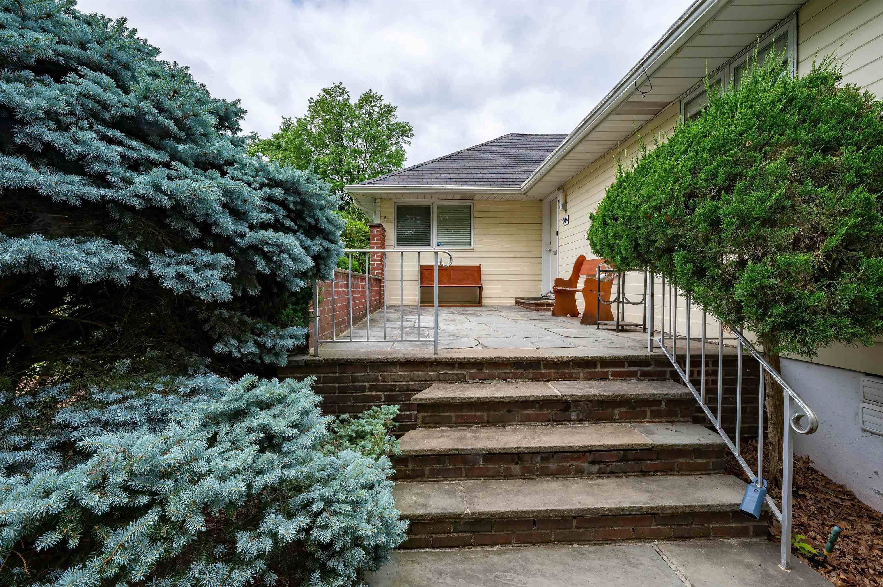 Teaneck, NJ 07666,1044 EASTLAWN CT