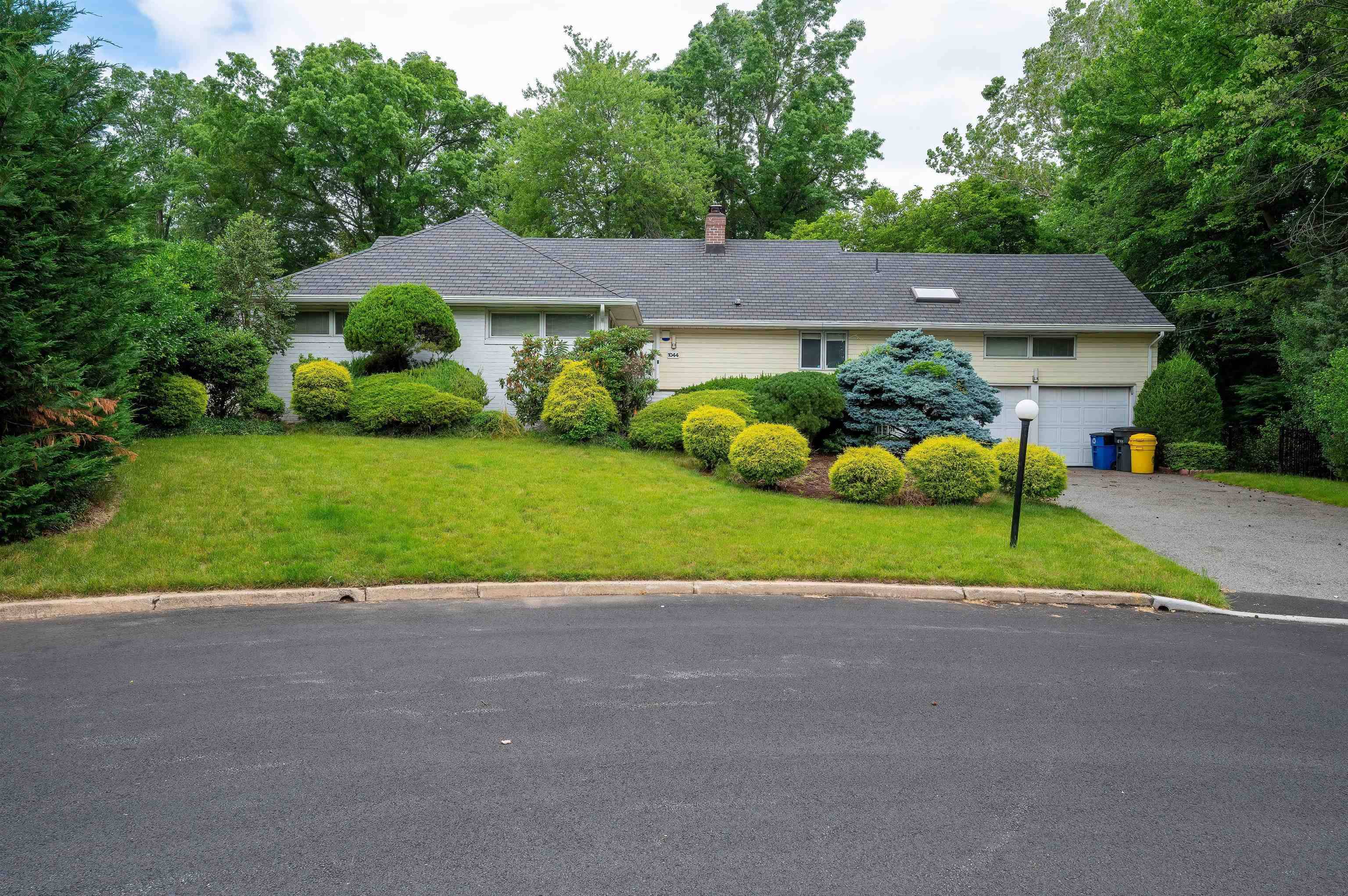 Teaneck, NJ 07666,1044 EASTLAWN CT