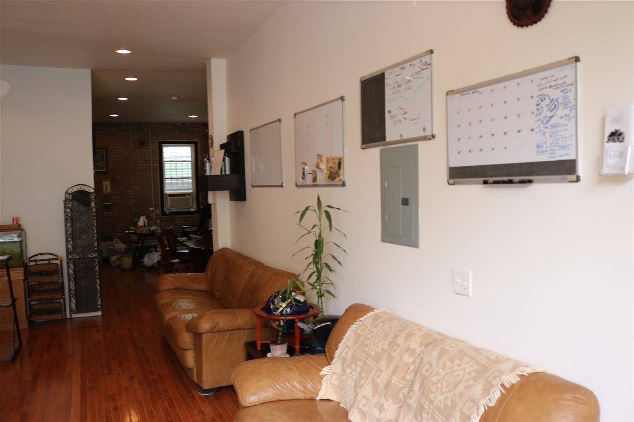 71 MARTIN LUTHER KING JR DR, Jc Greenville, NJ 07305