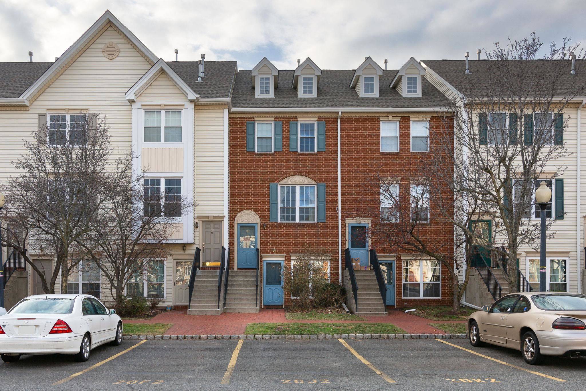 127 COTTONWOOD ST, Jc West Bergen, NJ 07305
