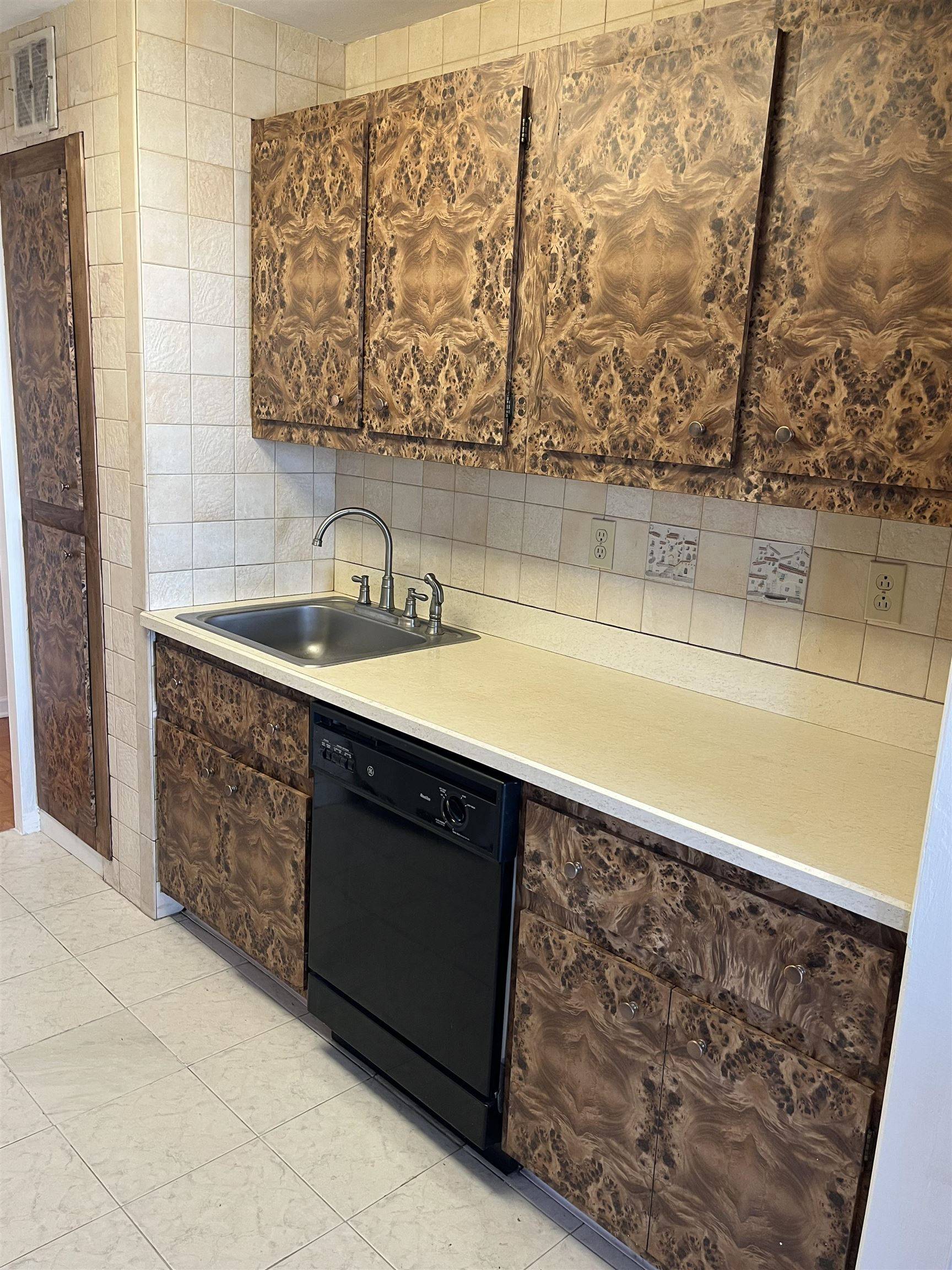West New York, NJ 07093,6040 BLVD EAST  #11 B
