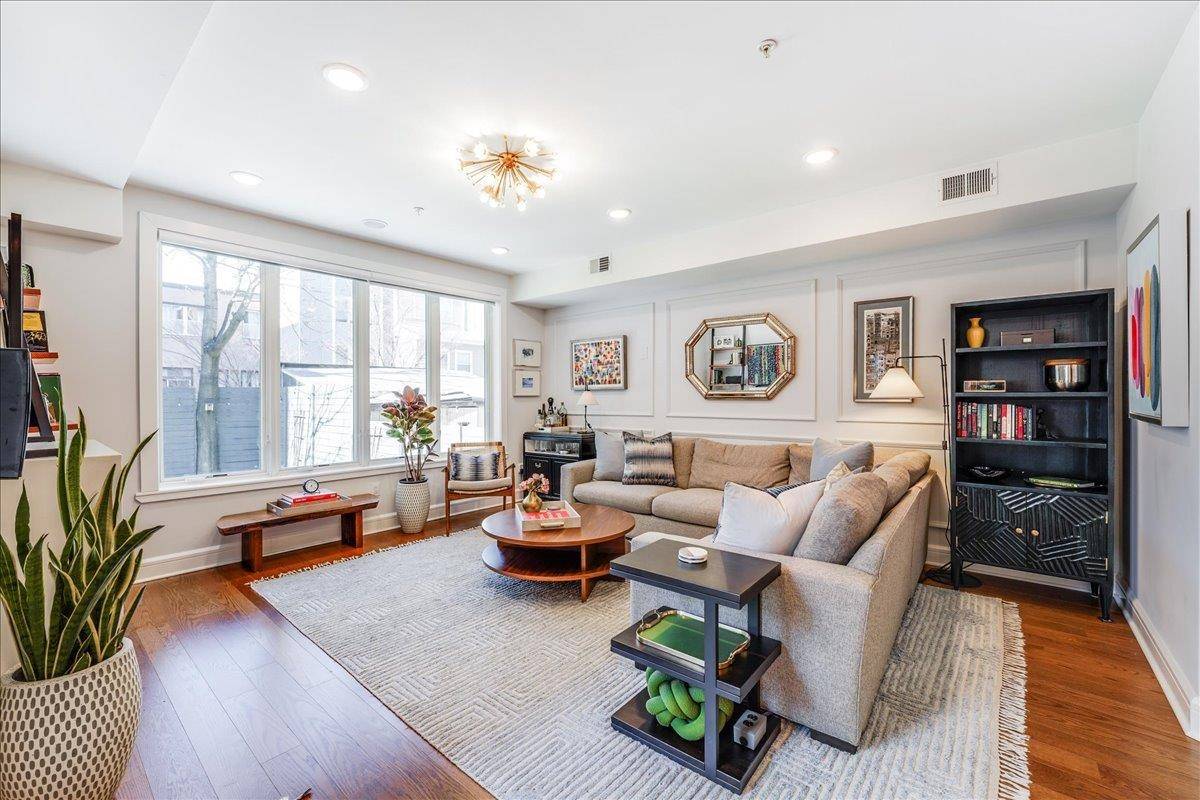 Hoboken, NJ 07030,320 BLOOMFIELD ST  #1
