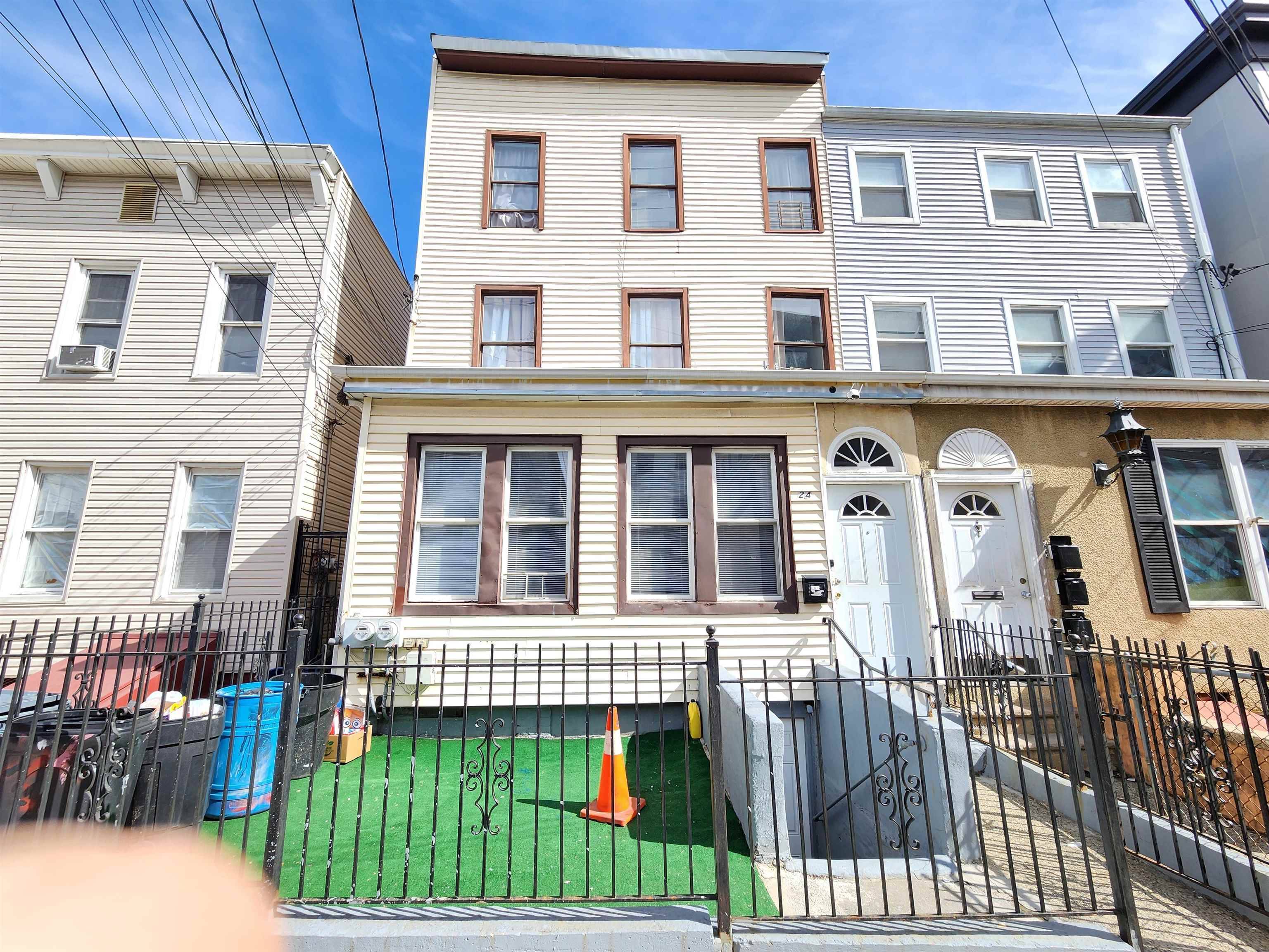 24 WESTERVELT PL, Jc Bergen-lafayett, NJ 07304