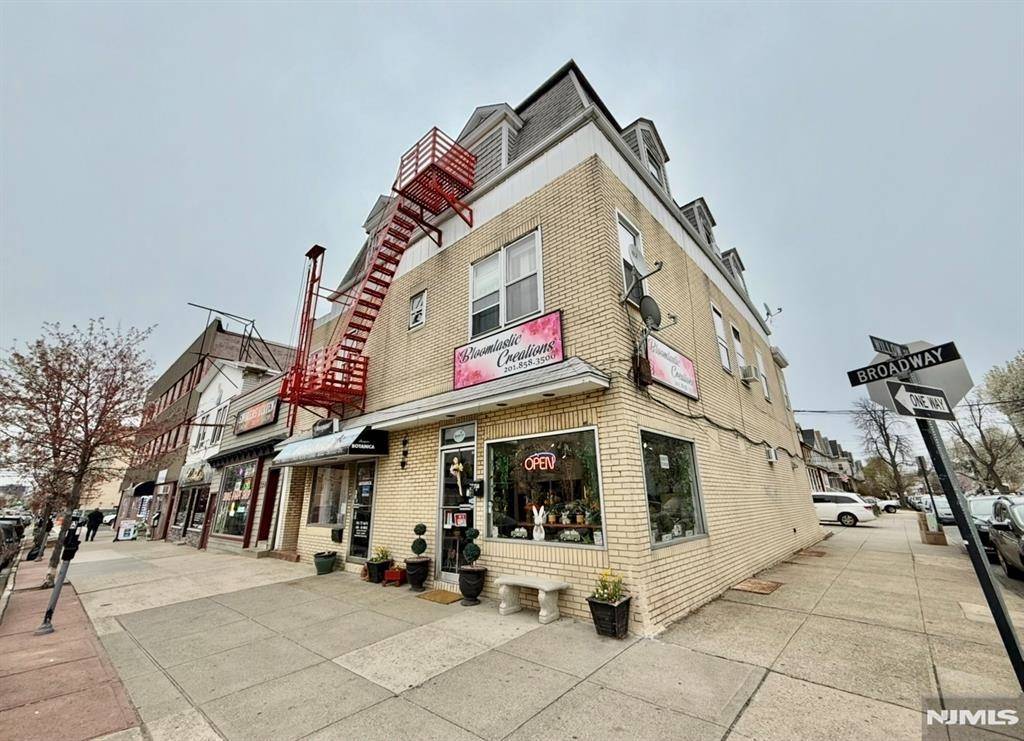 Bayonne, NJ 07002,718 BROADWAY