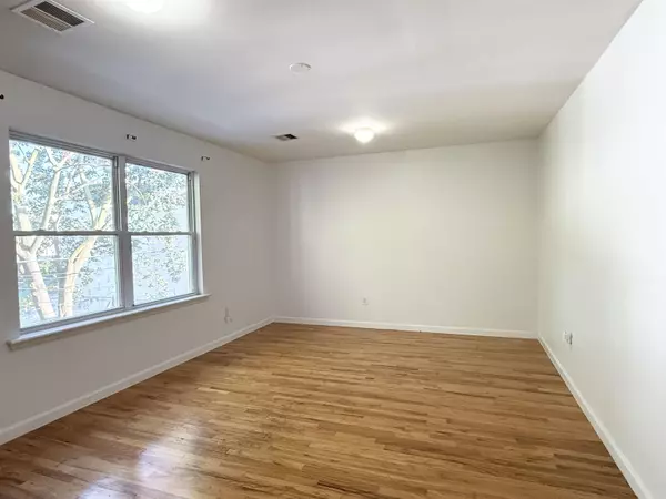 Jc Heights, NJ 07307,212 NEW YORK AVE  #2