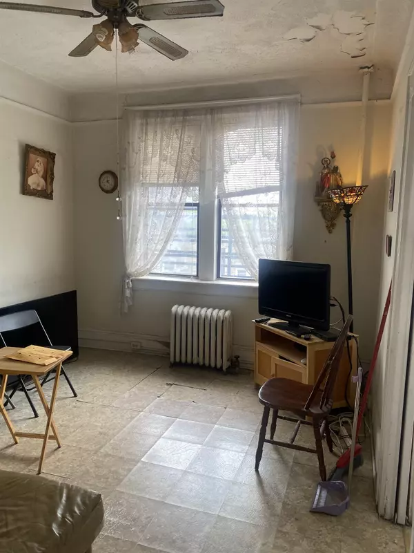 West New York, NJ 07093,6414 PARK AVE  #8