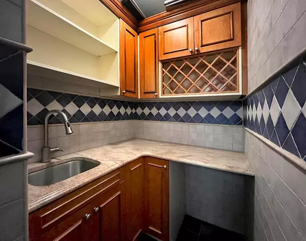Guttenberg, NJ 07093,7004 BLVD EAST  #18D