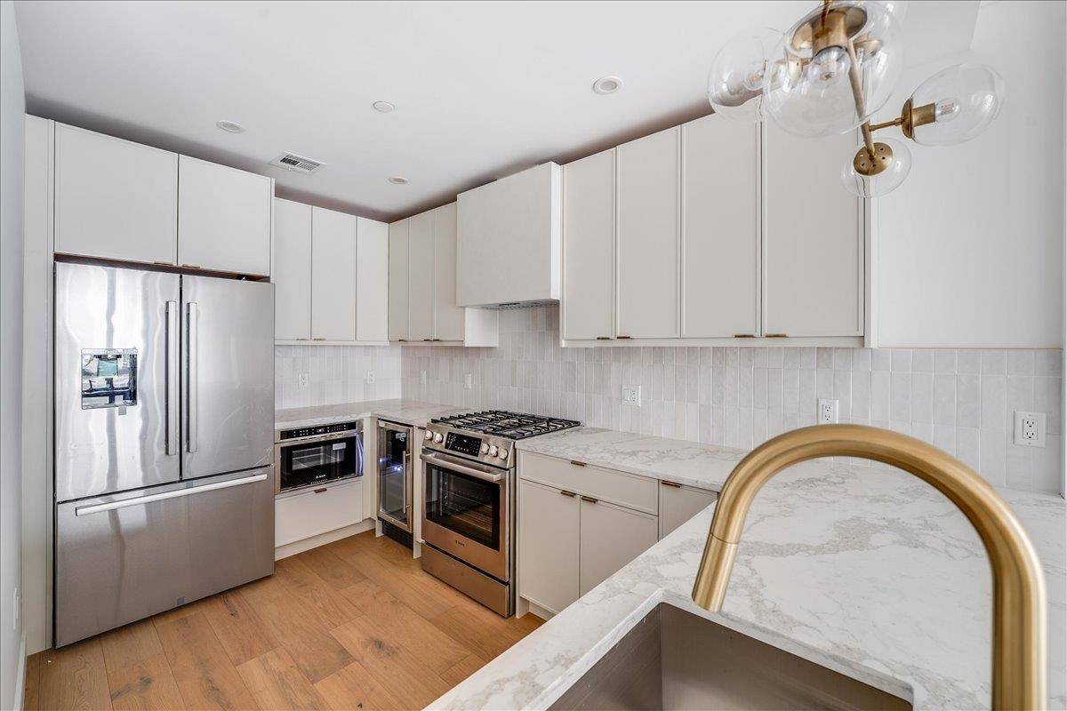 Hoboken, NJ 07030,418 MONROE ST  #201