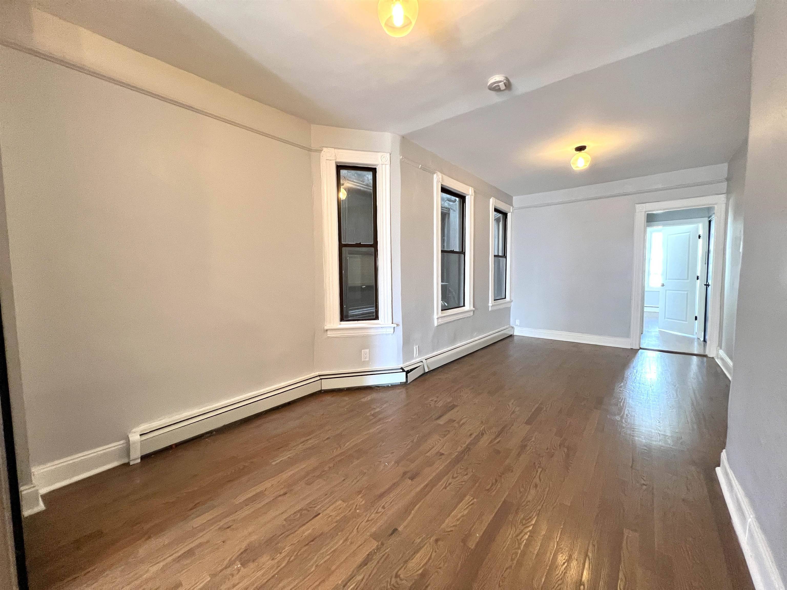 Jc Journal Square, NJ 07306,484 MERCER ST  #3R