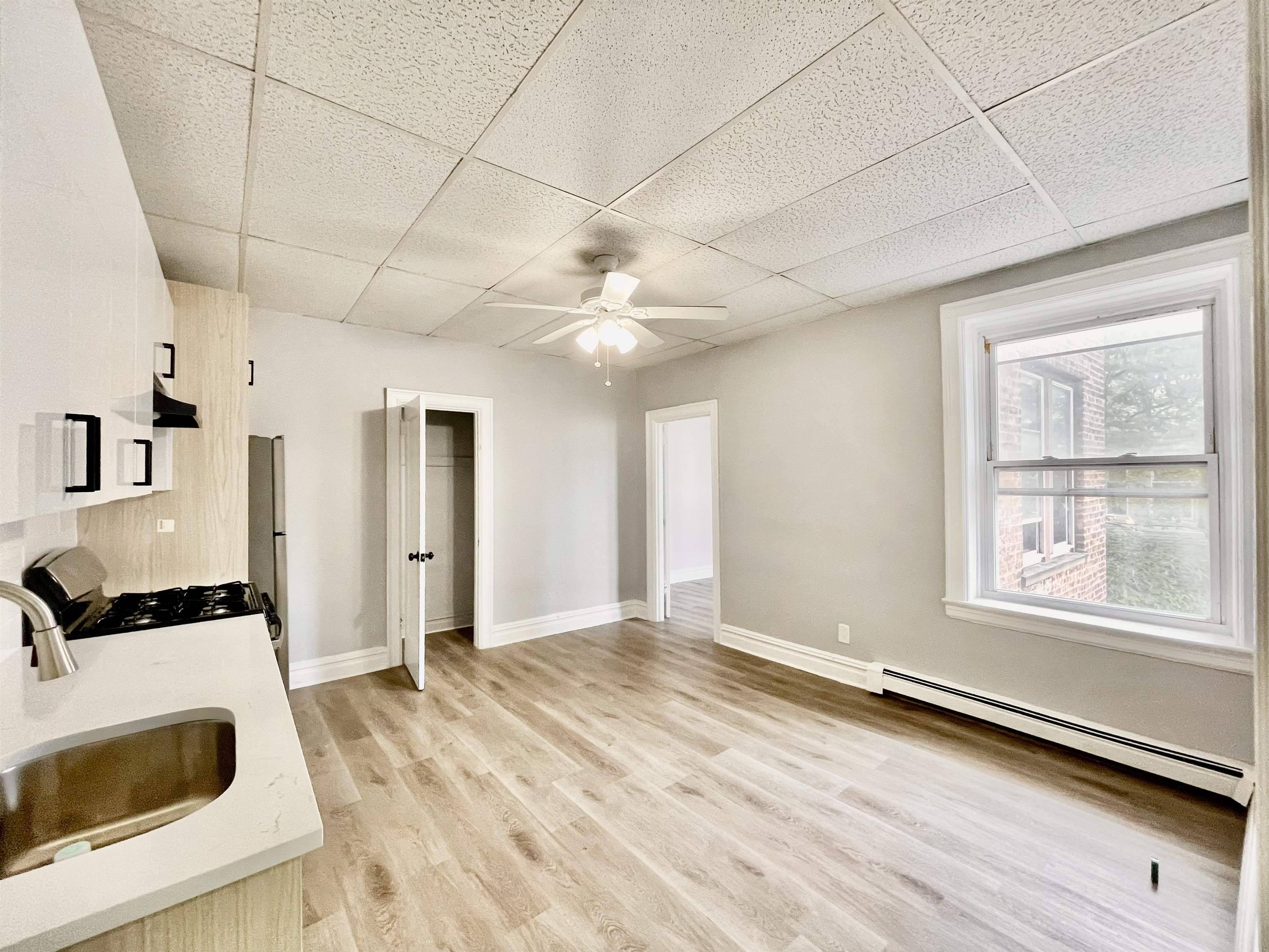 Jc Heights, NJ 07307,159 HUTTON ST  #8