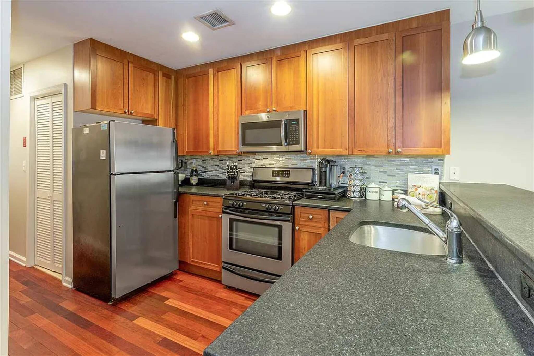 Hoboken, NJ 07030,508 GRAND ST  #1L